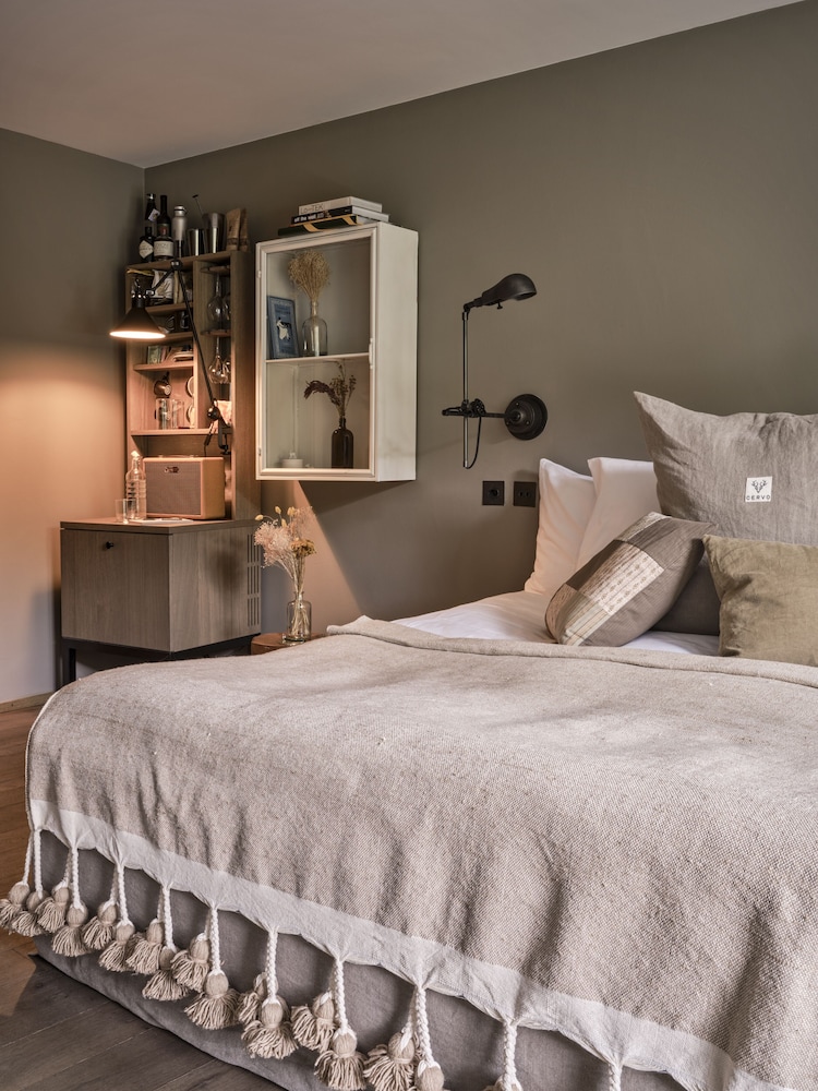 Room (Huntsman S)