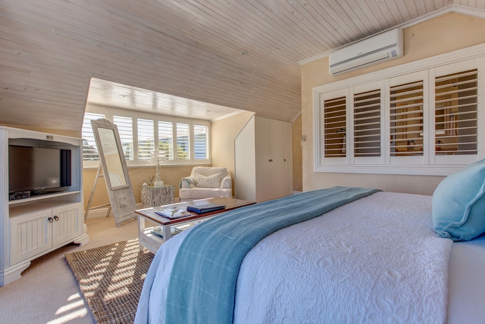 Superior Suite, 1 King Bed, Patio, Lagoon View