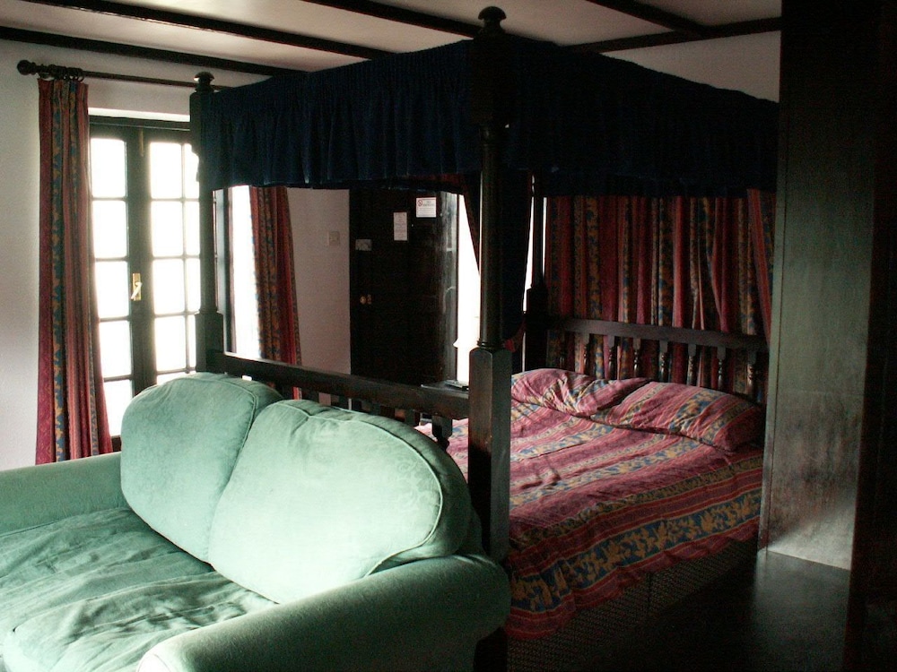 Four Poster Room, Ensuite (river view)