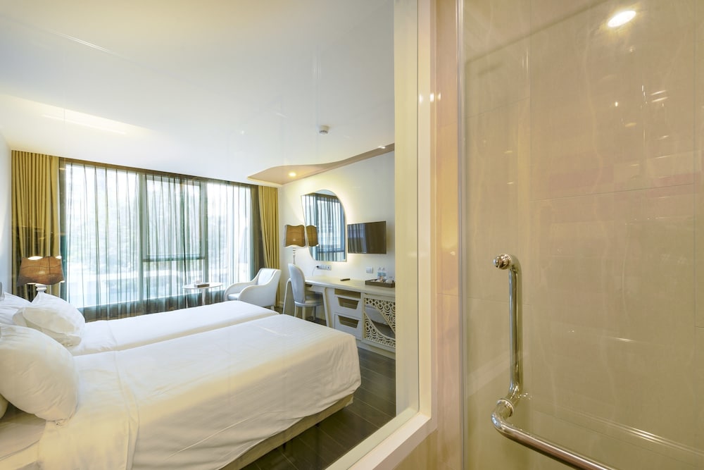 Deluxe Room, Pool View photo 3