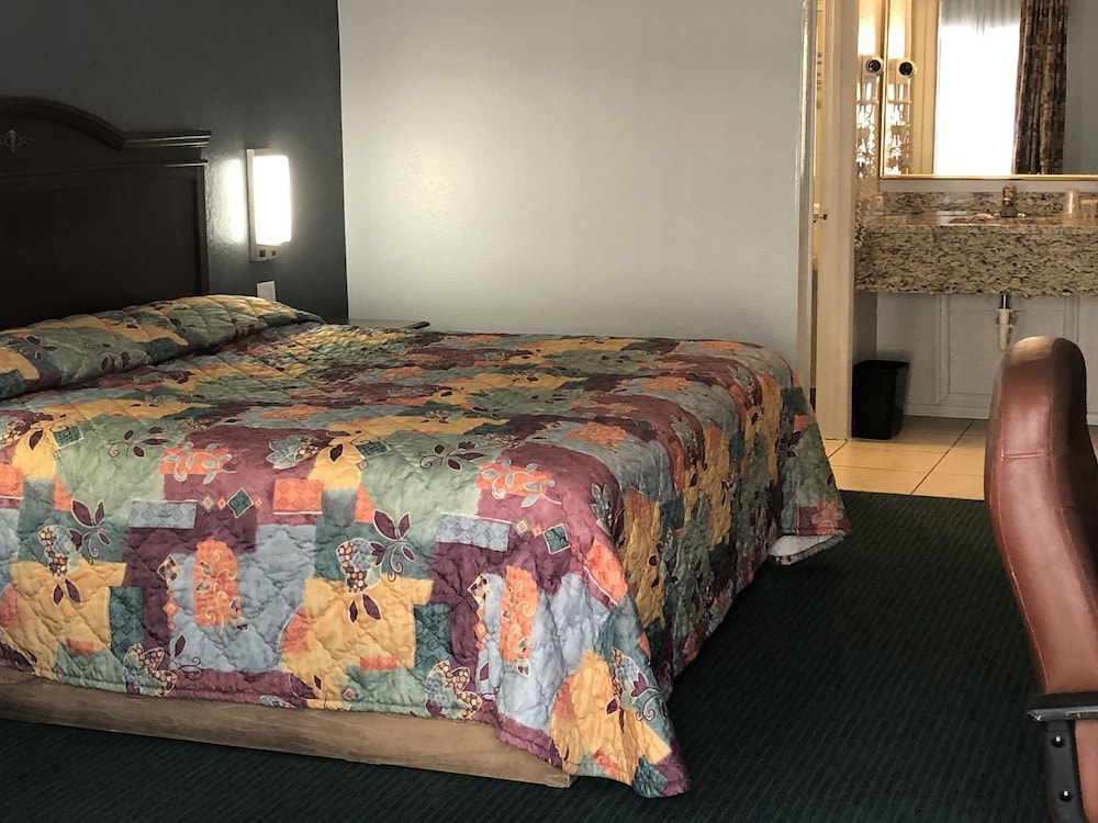 Standard Room, 1 King Bed, Non Smoking photo 2