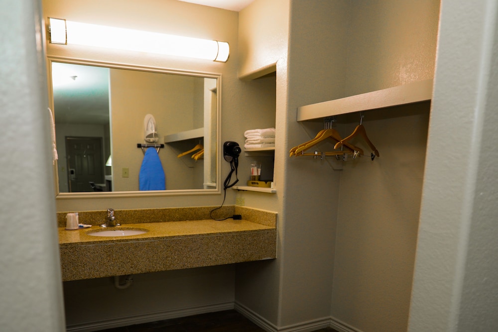 Single Room, 1 King Bed, Accessible photo 2