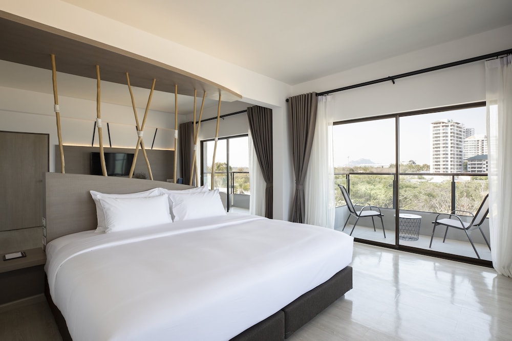 Suite, 1 King Bed (Ocean) - Photo 12