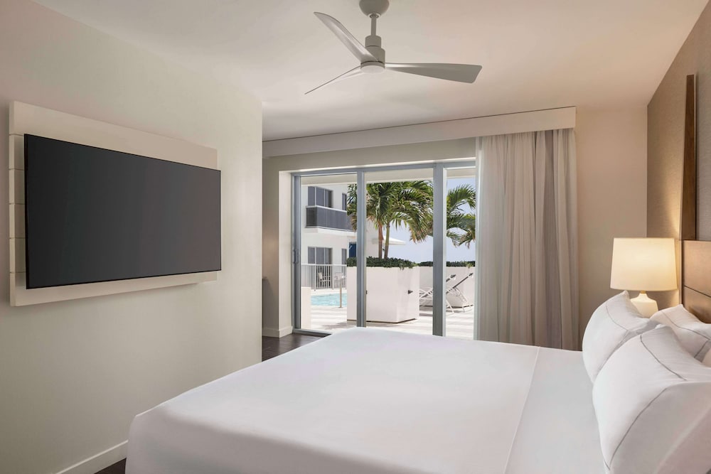 Junior Suite, 1 King Bed, Accessible (Mobility & Hearing, Roll-in Shower) - Photo 1