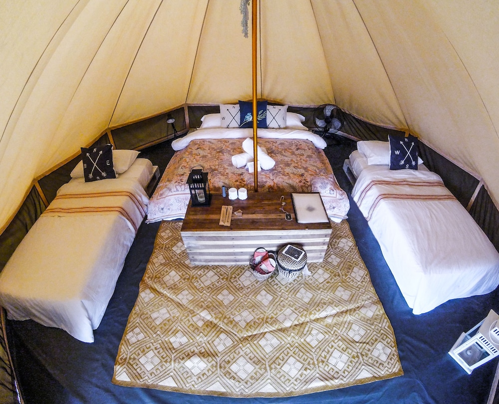 Luxury Tent, 1 Queen and 2 Single Beds (Cold Shower, No WiFi, No Aircon) photo 1