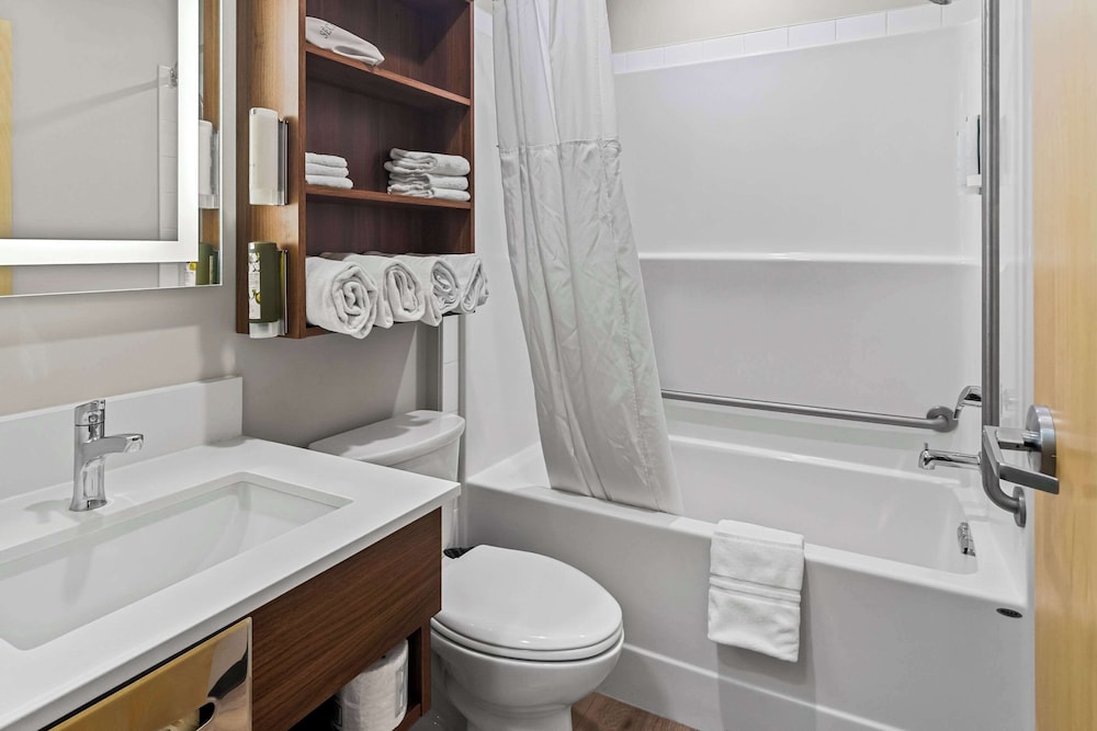 Room, Kitchenette (1 Queen Bed, 1-Person Sofabed) - Photo 2