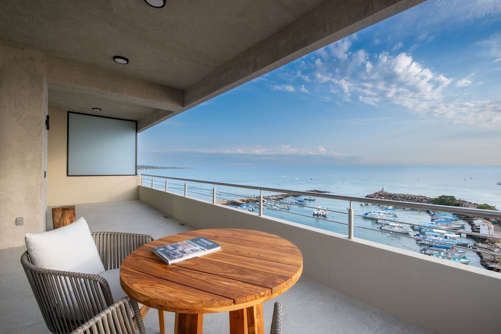 Deluxe Condo, 2 Bedrooms, Beach View 504