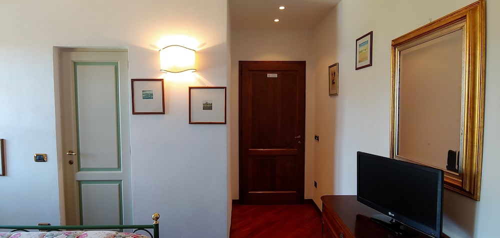 Double Room, 1 Queen Bed, Pool View photo 2