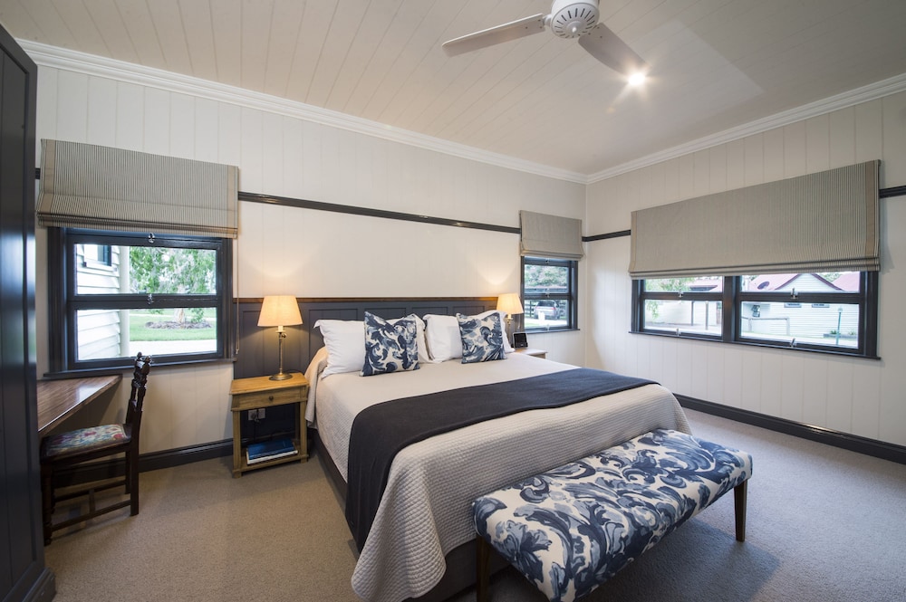 Two Bedroom Cottage - Photo 2