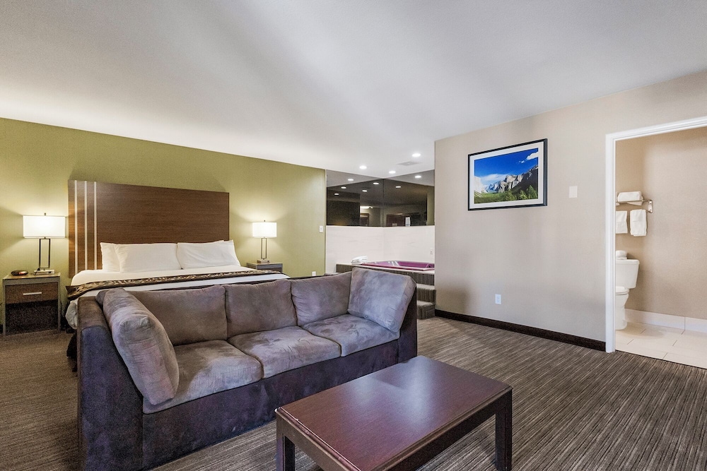 Deluxe Suite, 1 King Bed, Non Smoking, Jetted Tub - Photo 2