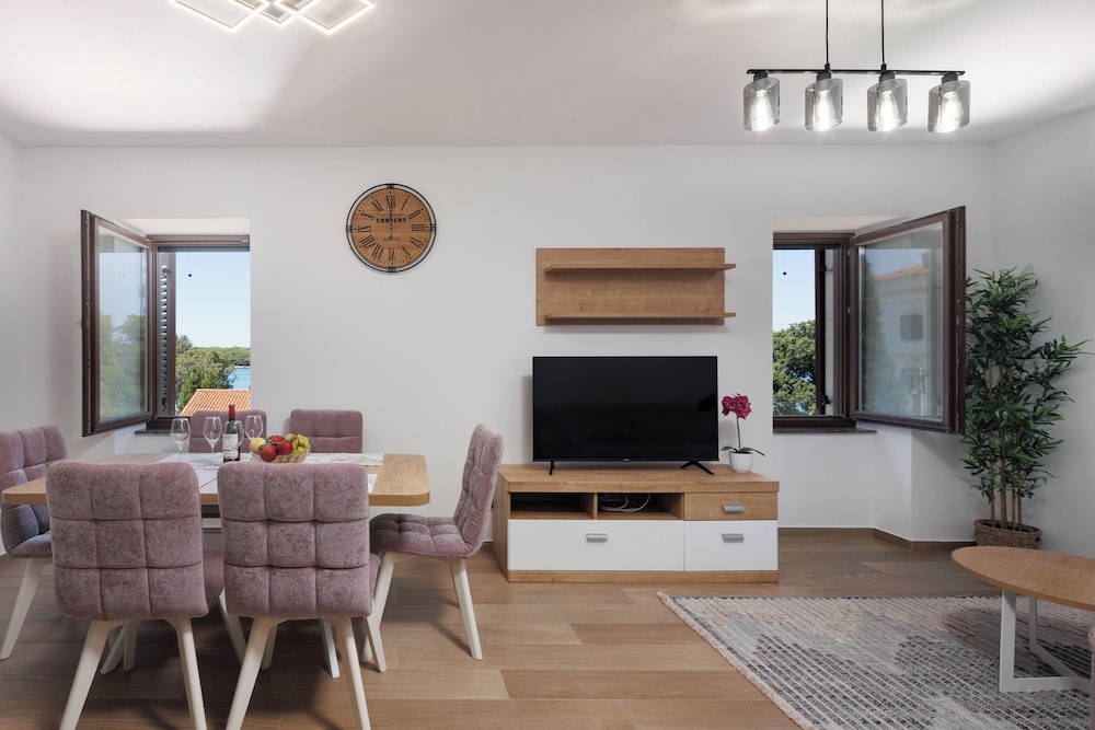 Family Apartment, 2 Bedrooms, Sea Facing (Seafront Apartment Nana 2) photo 3