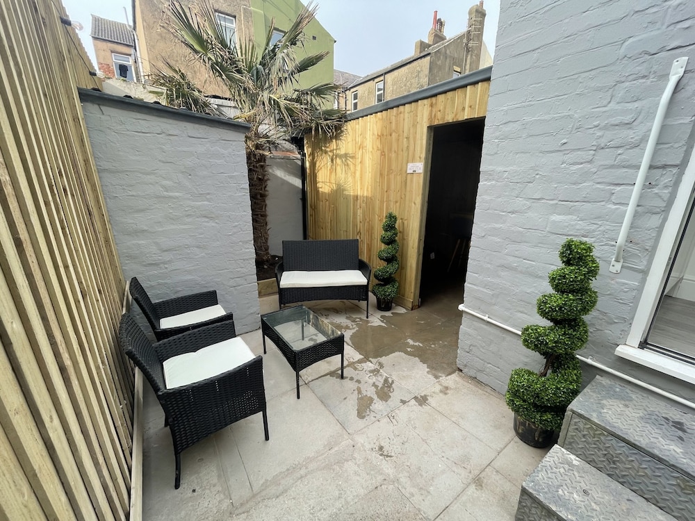 Luxury Apartment, Private Bathroom, Garden View (HOT TUB & spa bath ) - Photo 17