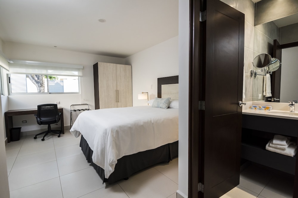 Deluxe Double Room (1 Queen Bed)