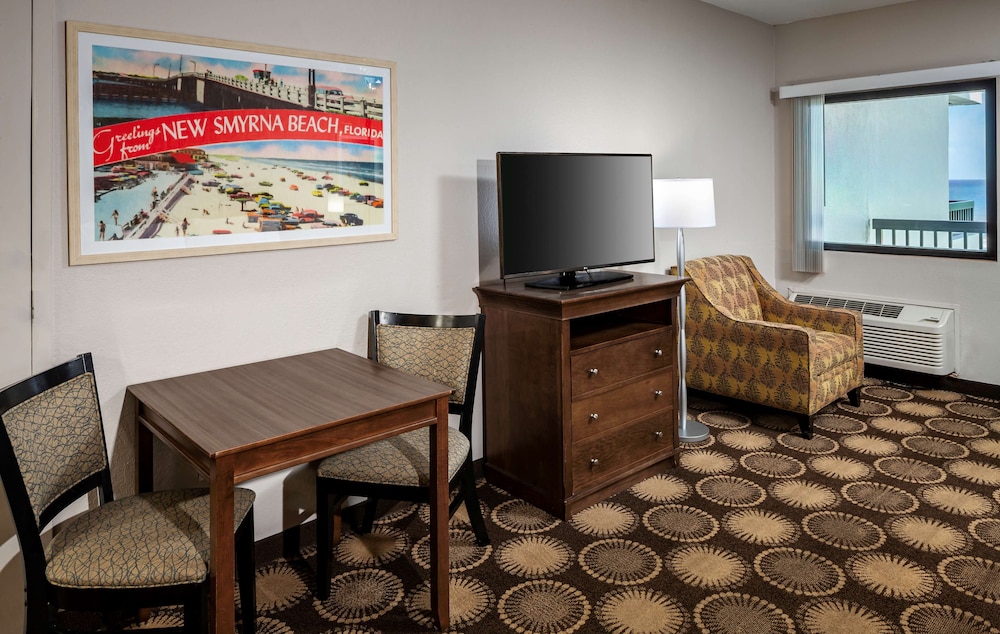 Standard Room, 1 King Bed, Accessible, Refrigerator & Microwave photo 2