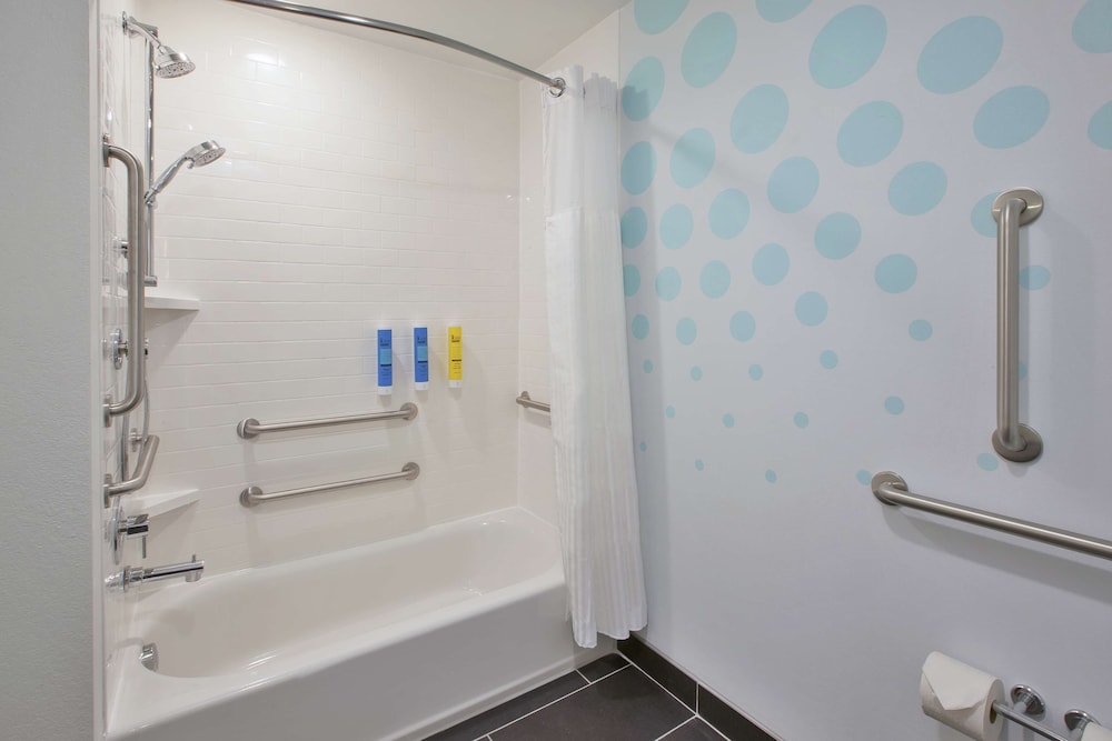 Room, 2 Queen Beds, Accessible, Bathtub photo 2