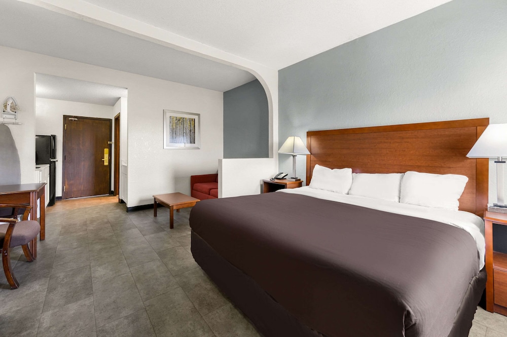 Suite, 1 King Bed with Sofa bed, Non Smoking - Photo 3