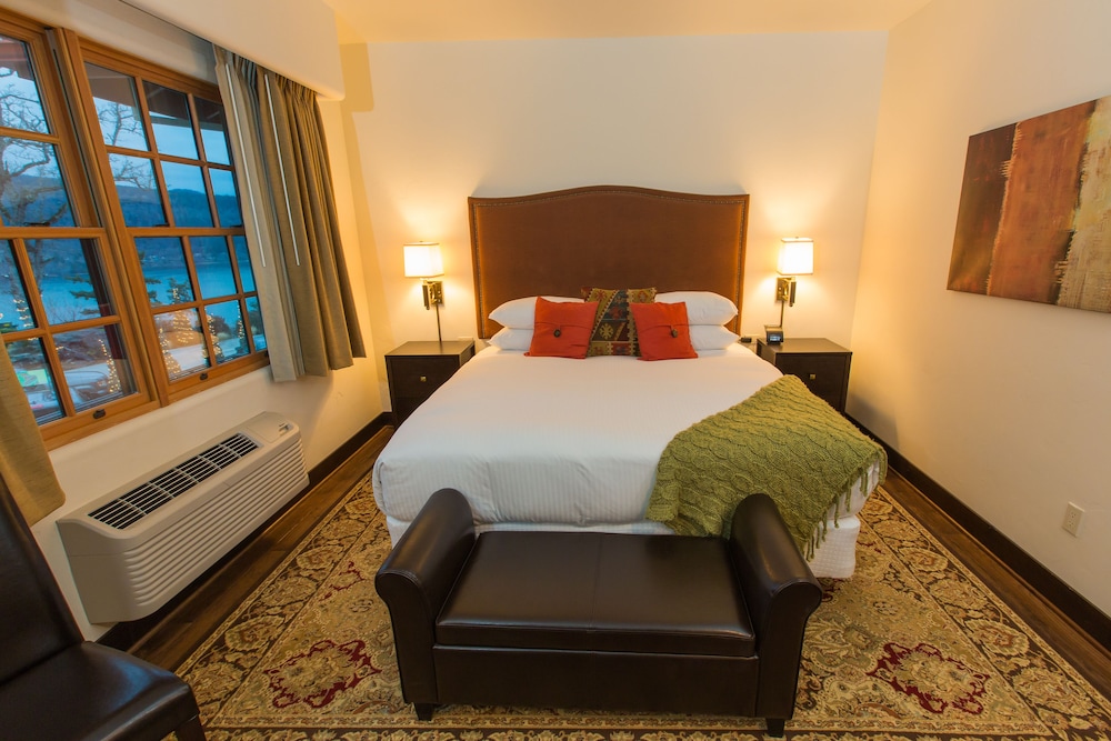 Standard Suite, 1 King Bed (Euro King Studio) photo 2