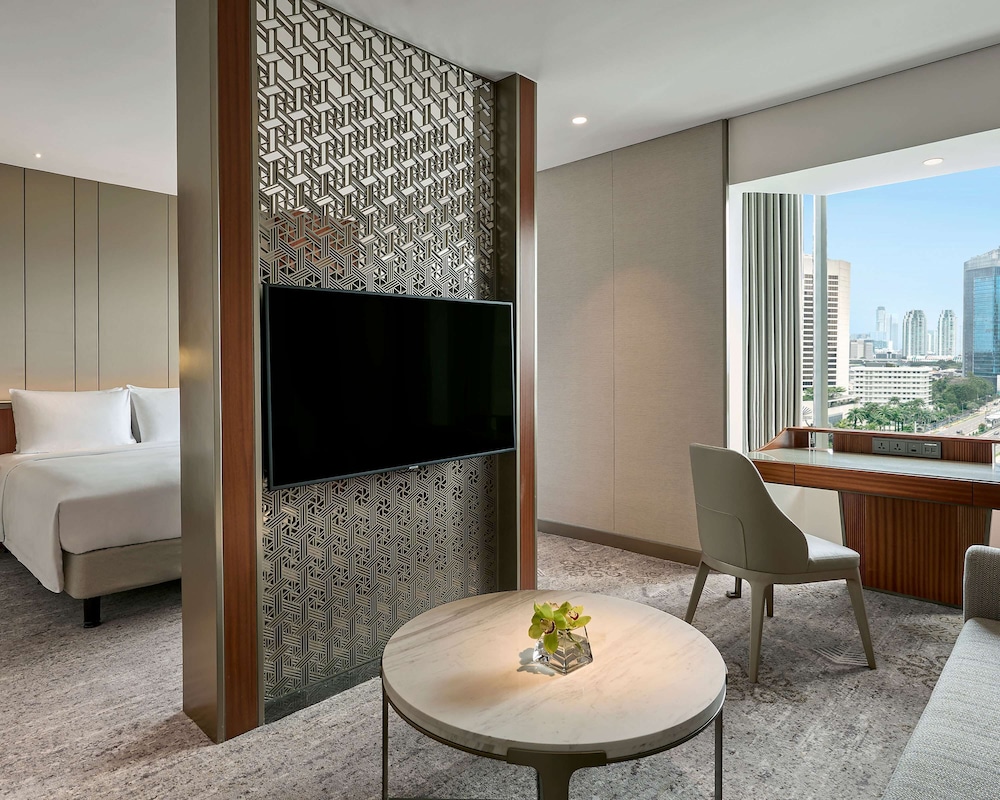 Family Room with One King Bed (Non Smoking)