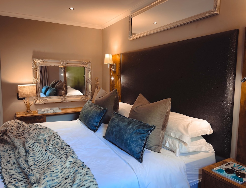 Deluxe Double Room, 1 King Bed, Patio, Garden View photo 3