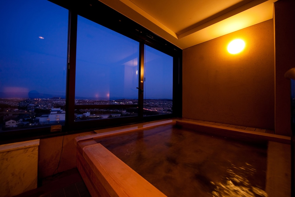 Premium Twin Room (Room 806) - Photo 5