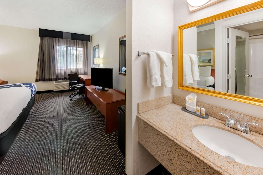 Deluxe Room, 1 King Bed, Non Smoking (Deluxe Executive Room) - Photo 13
