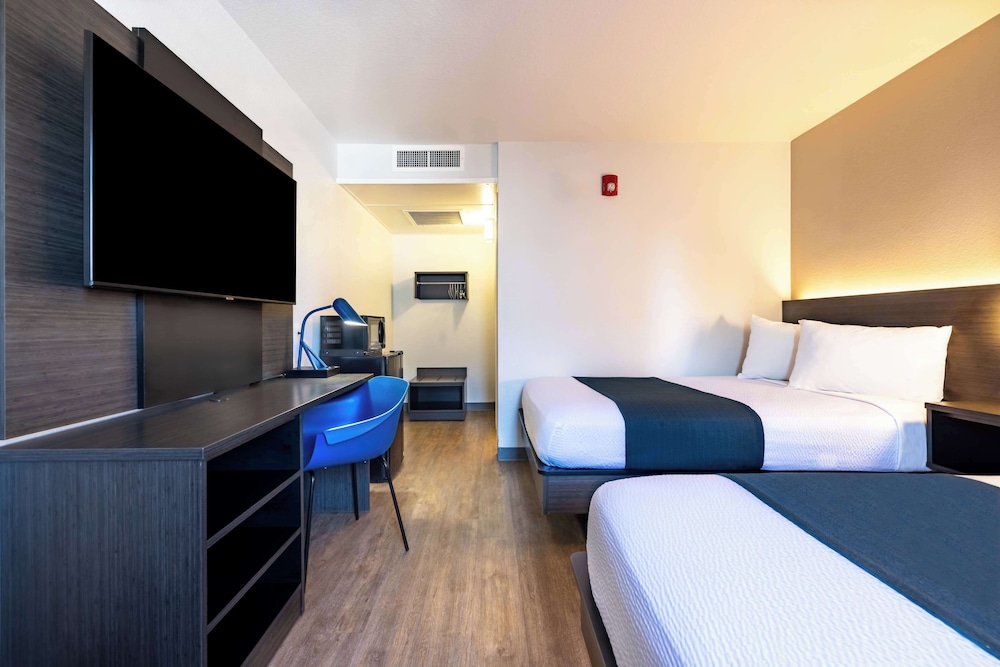 Deluxe Room, 2 Double Beds, Non Smoking, Refrigerator & Microwave photo 2