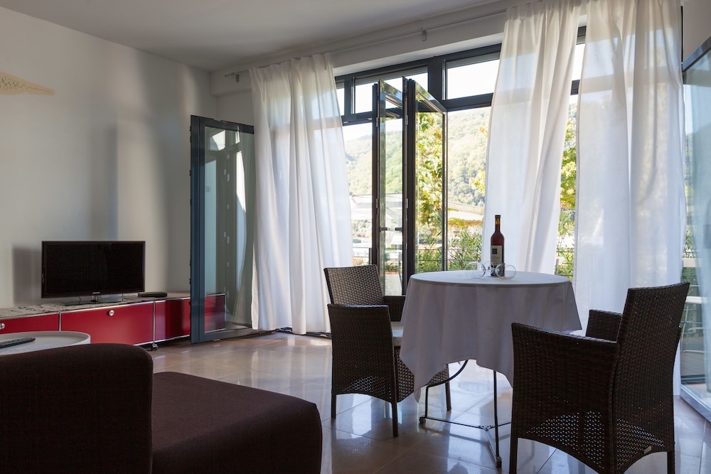 Suite, River View - Photo 7
