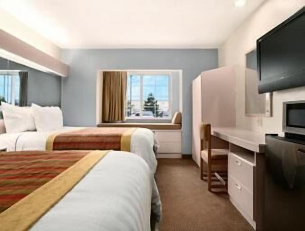 Room, 2 Queen Beds, Non Smoking, Refrigerator & Microwave photo 2