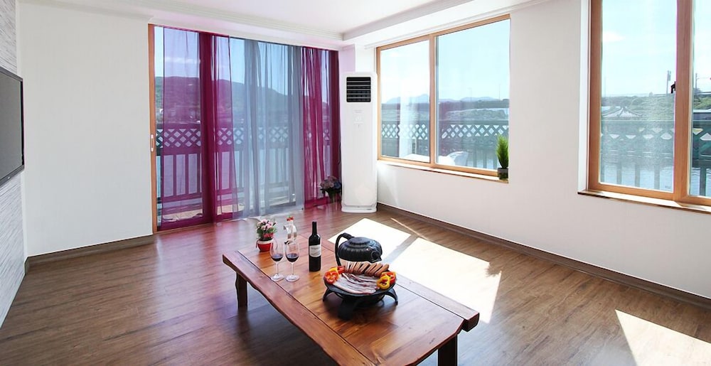 Quadruple Room (Red Yellow) photo 1