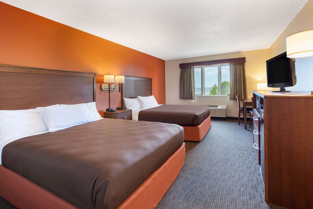 Room, 2 Queen Beds, Non Smoking, Lake View - Photo 1