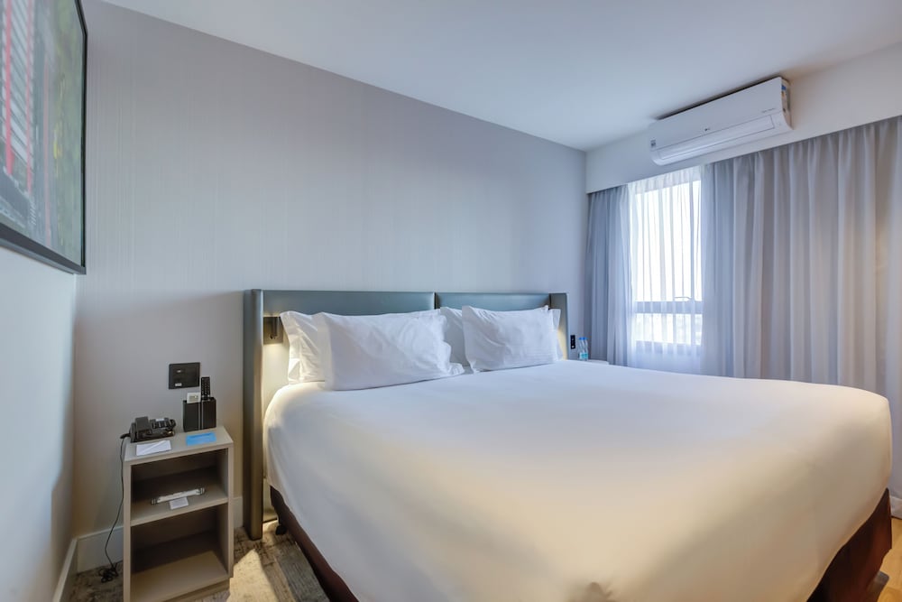Luxury Room, 1 King Bed thumbnail 5