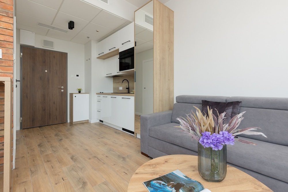 Studio, Balcony