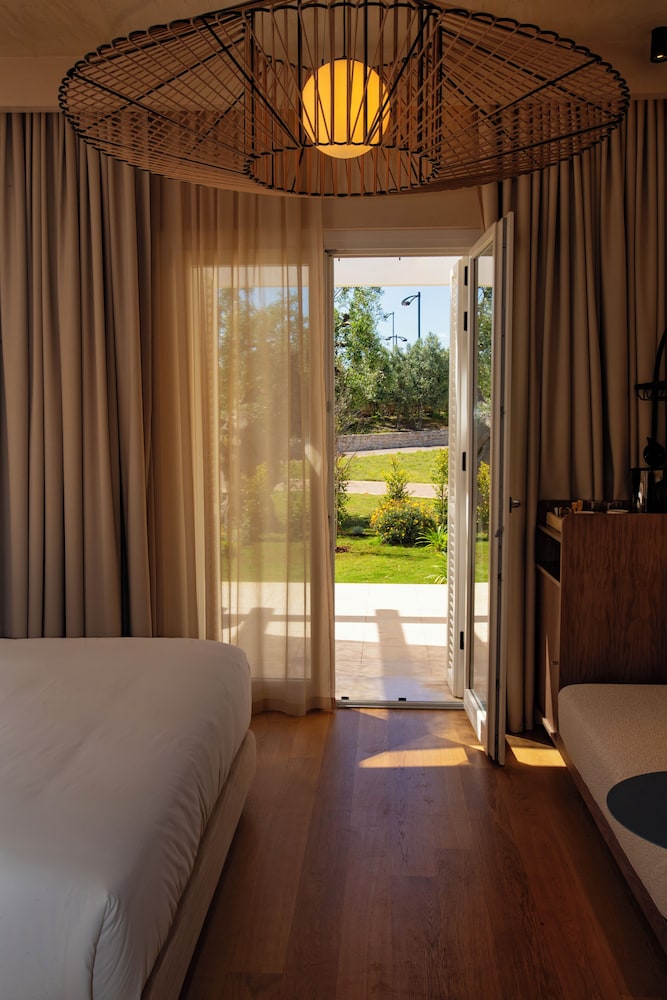 Deluxe Room, 1 King Bed, Garden View (Garden View) photo 2