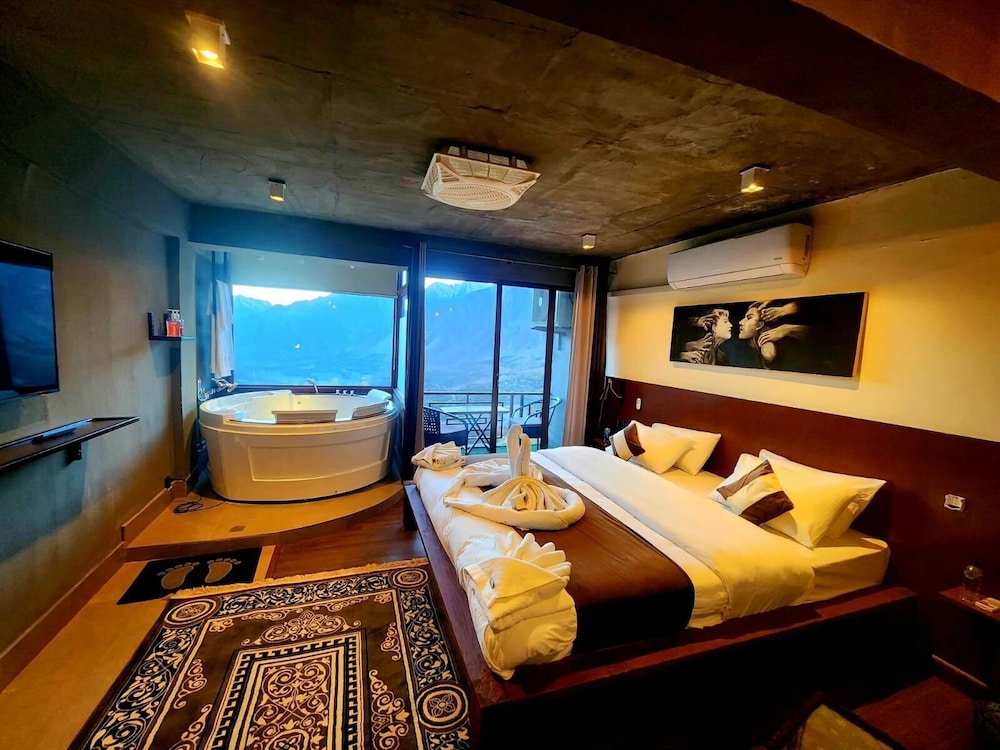 Honeymoon Suite