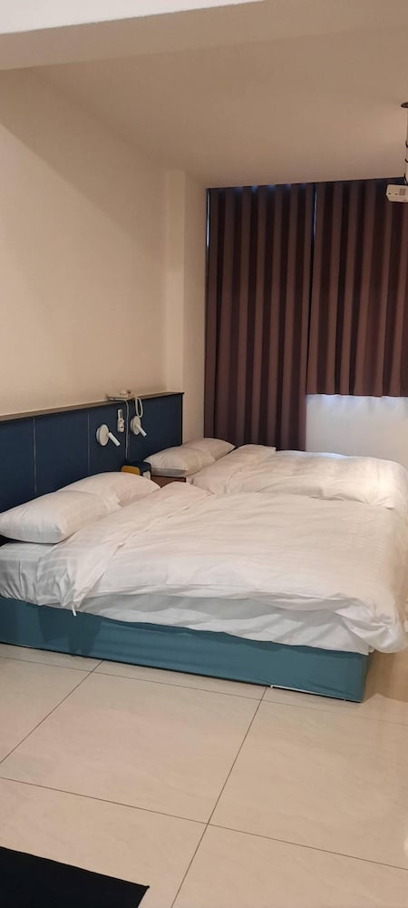 Deluxe Quadruple Room, Multiple Beds, Ensuite, Mountain View photo 1