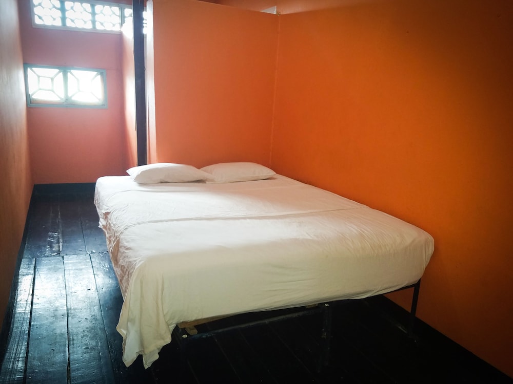 Basic Double Room, 1 Queen Bed, Private Bathroom photo 2