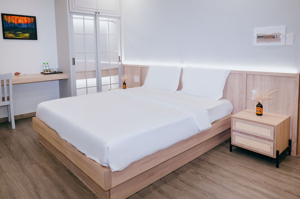 Deluxe Room, 1 King Bed, City View photo 2