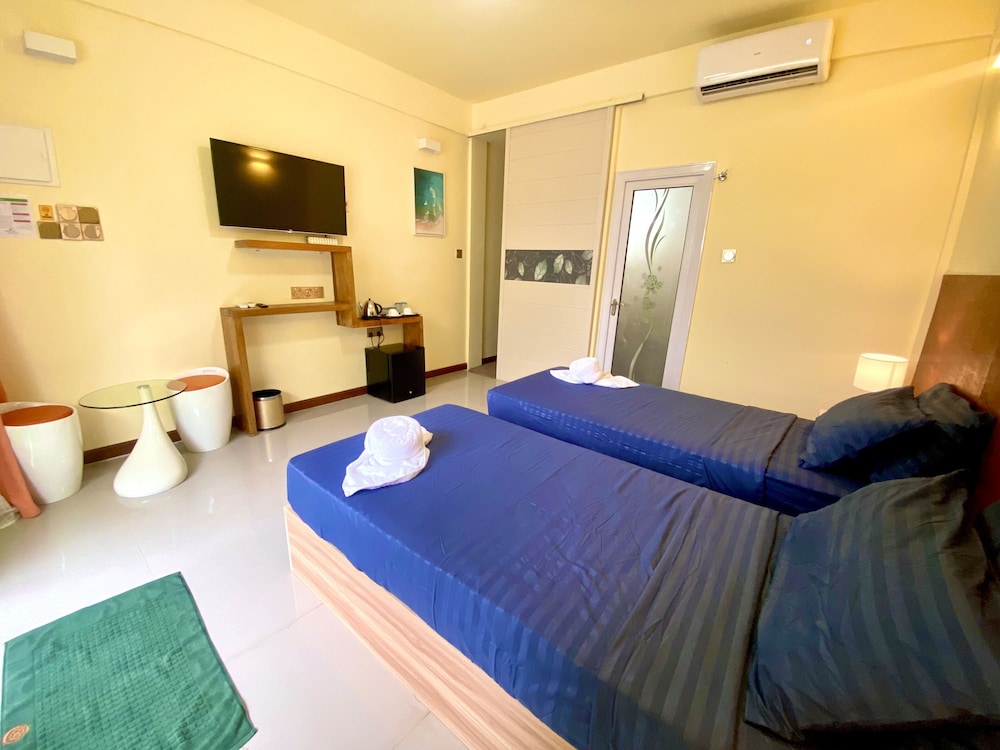 Deluxe Room, 1 Queen Bed, Garden View photo 2