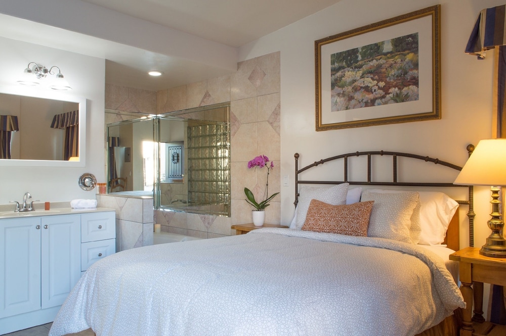 Romantic Suite, 1 Queen Bed, Jetted Tub, Ground Floor (Spa)