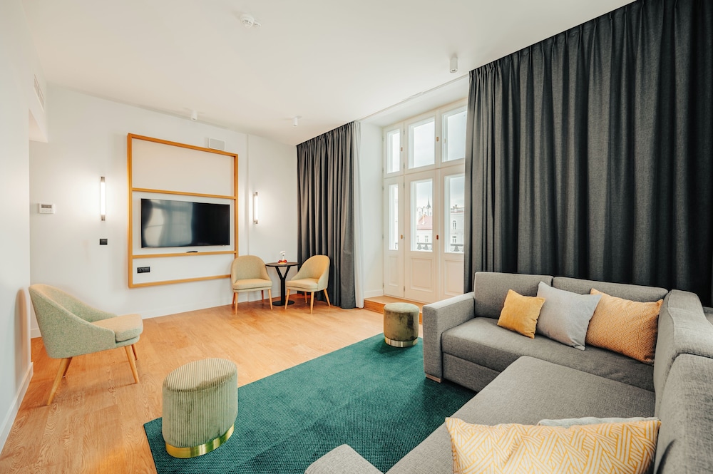 Suite, 1 Bedroom - Photo 9