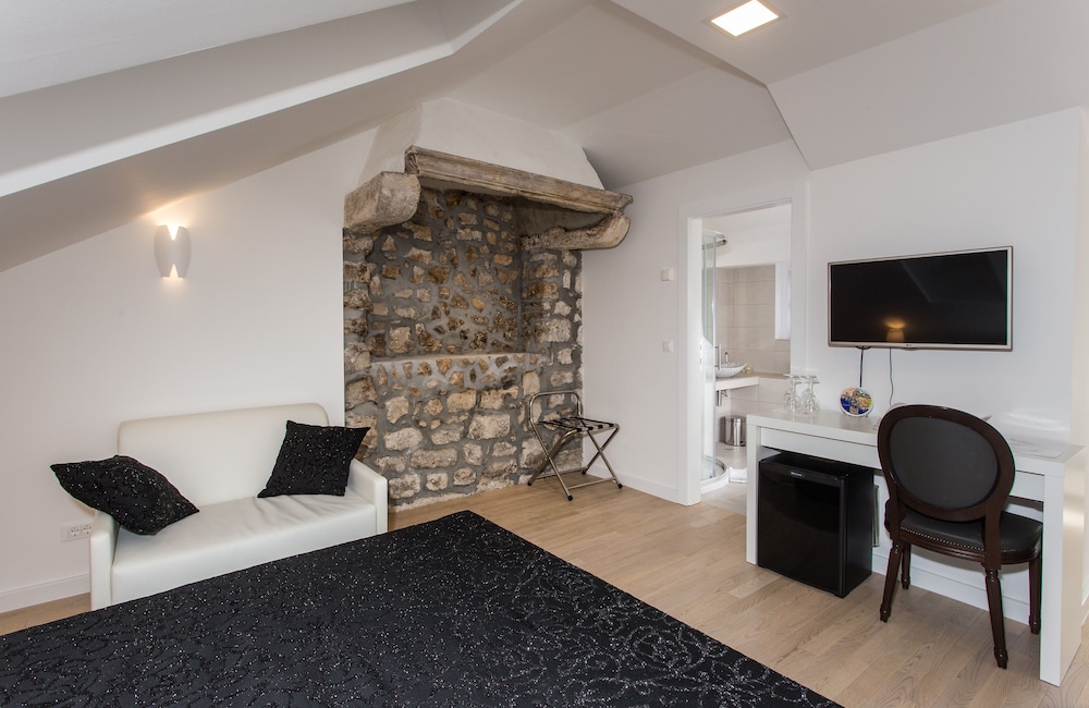 Classic Double Room (Attic) photo 3