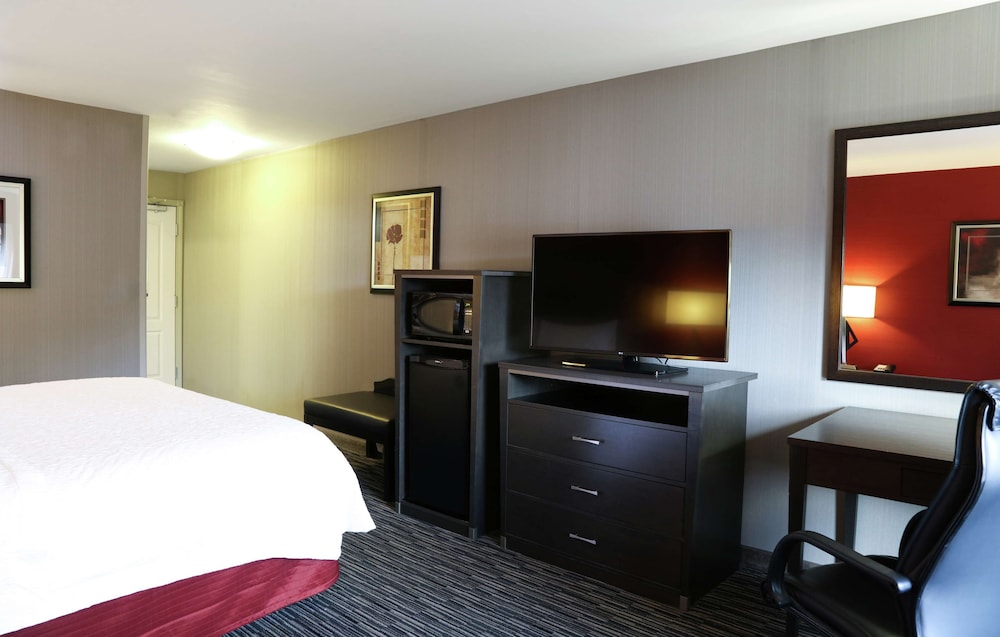 One king bed nonsmoking - Photo 3