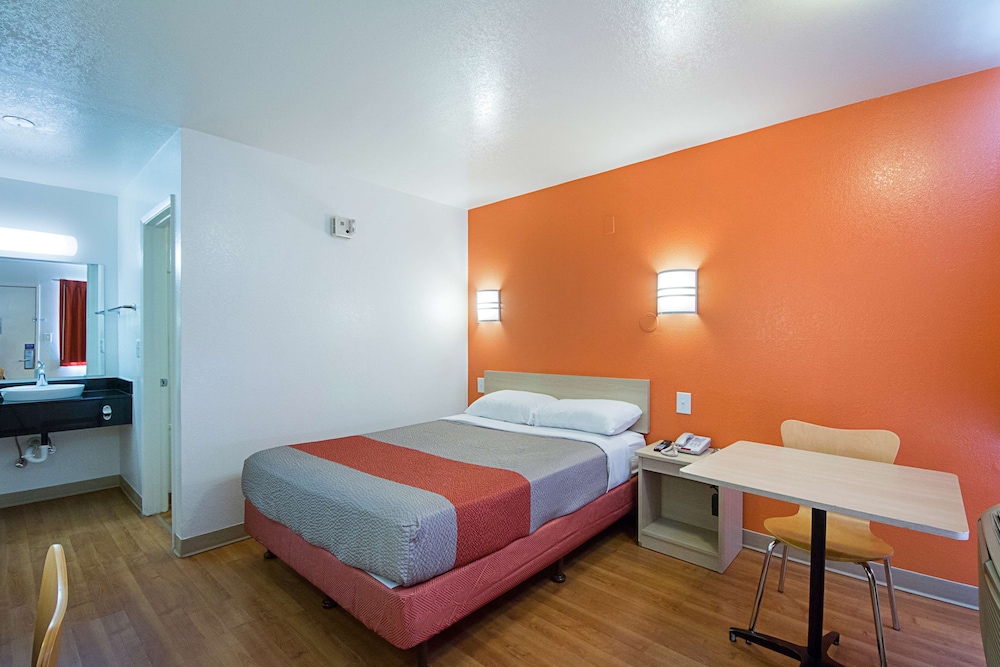 Deluxe Room, 1 Queen Bed, Non Smoking, Refrigerator & Microwave photo 1