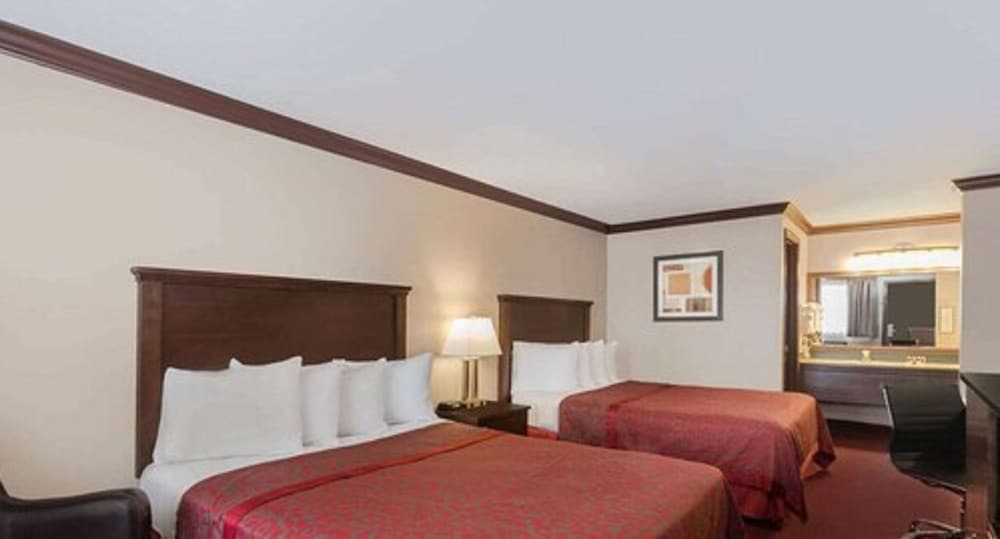 Deluxe Room, 2 Queen Beds, Refrigerator & Microwave - Photo 3