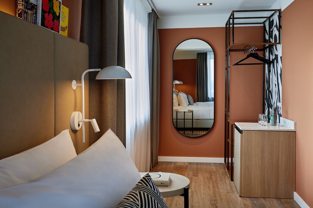 Executive Room, 1 King Bed, City View