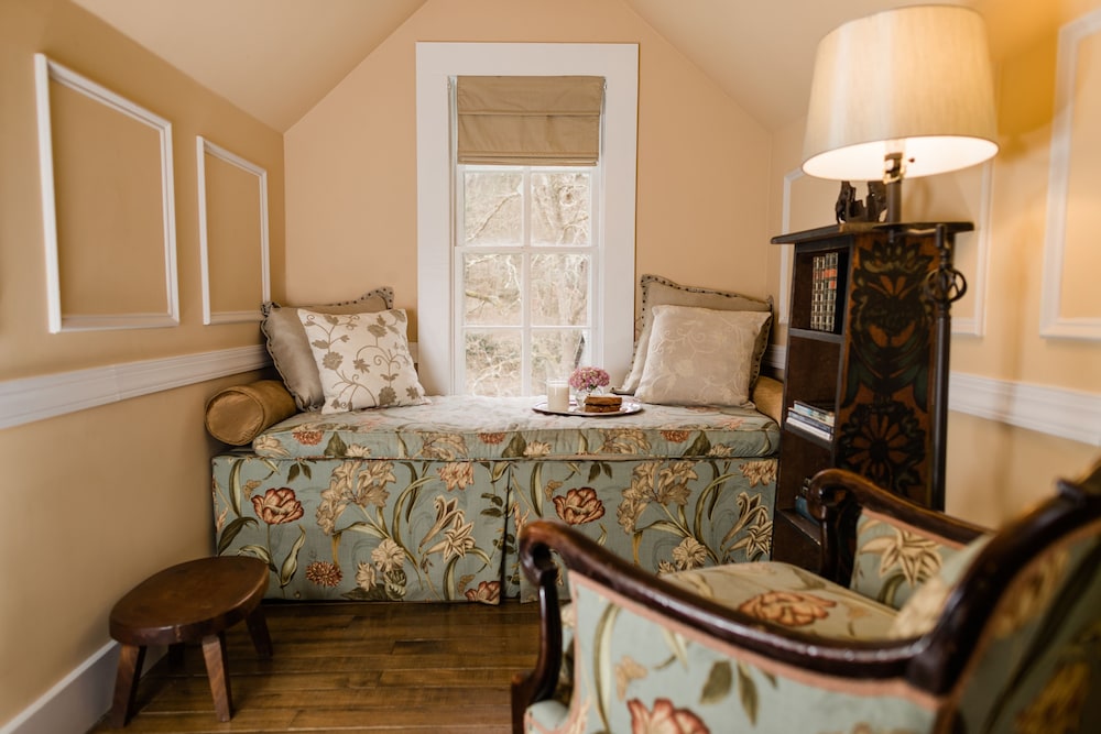 Basic Room, 1 Queen Bed, Non Smoking photo 1
