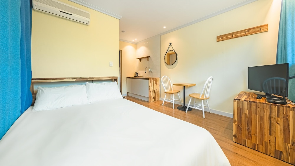 Basic Room, 1 Bedroom (103(Ocean View/No cooking)) - Photo 3