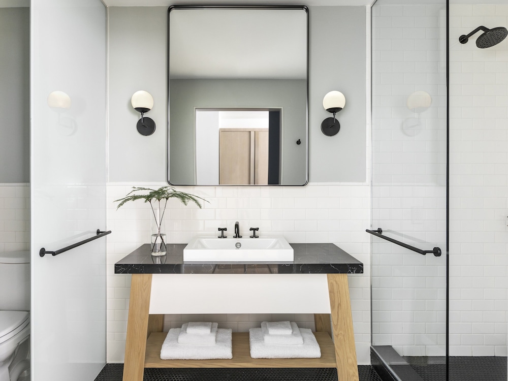 Room, 1 King Bed, Accessible Bathtub (Mobility) - Photo 9