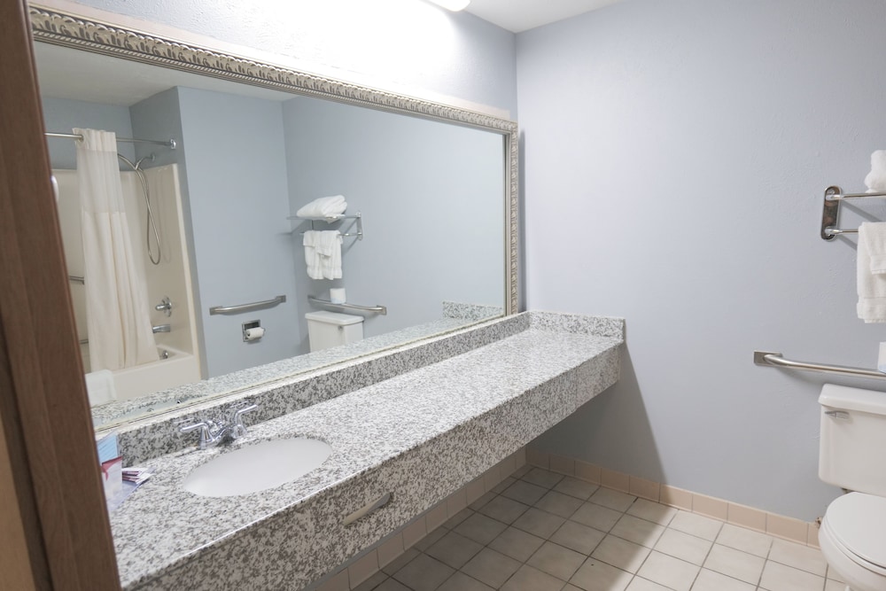 Room, 1 King Bed, Accessible, Non Smoking (Mobility/Hearing, Bathtub) - Photo 12