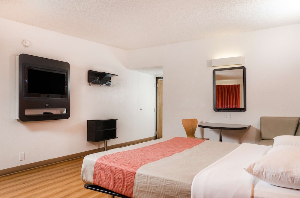 Standard Room, 1 King Bed, Non Smoking - Photo 2
